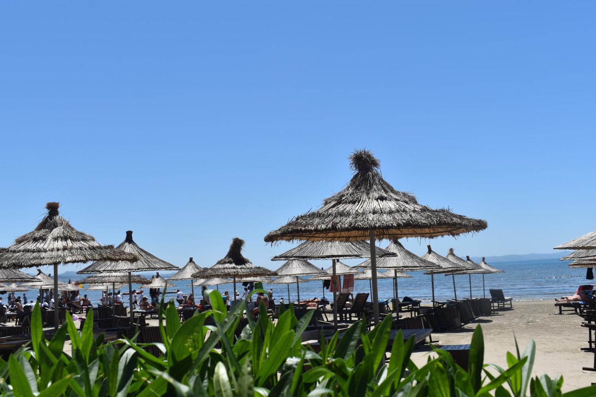 Cosmo Beach Hotel Дуррес Экстерьер фото